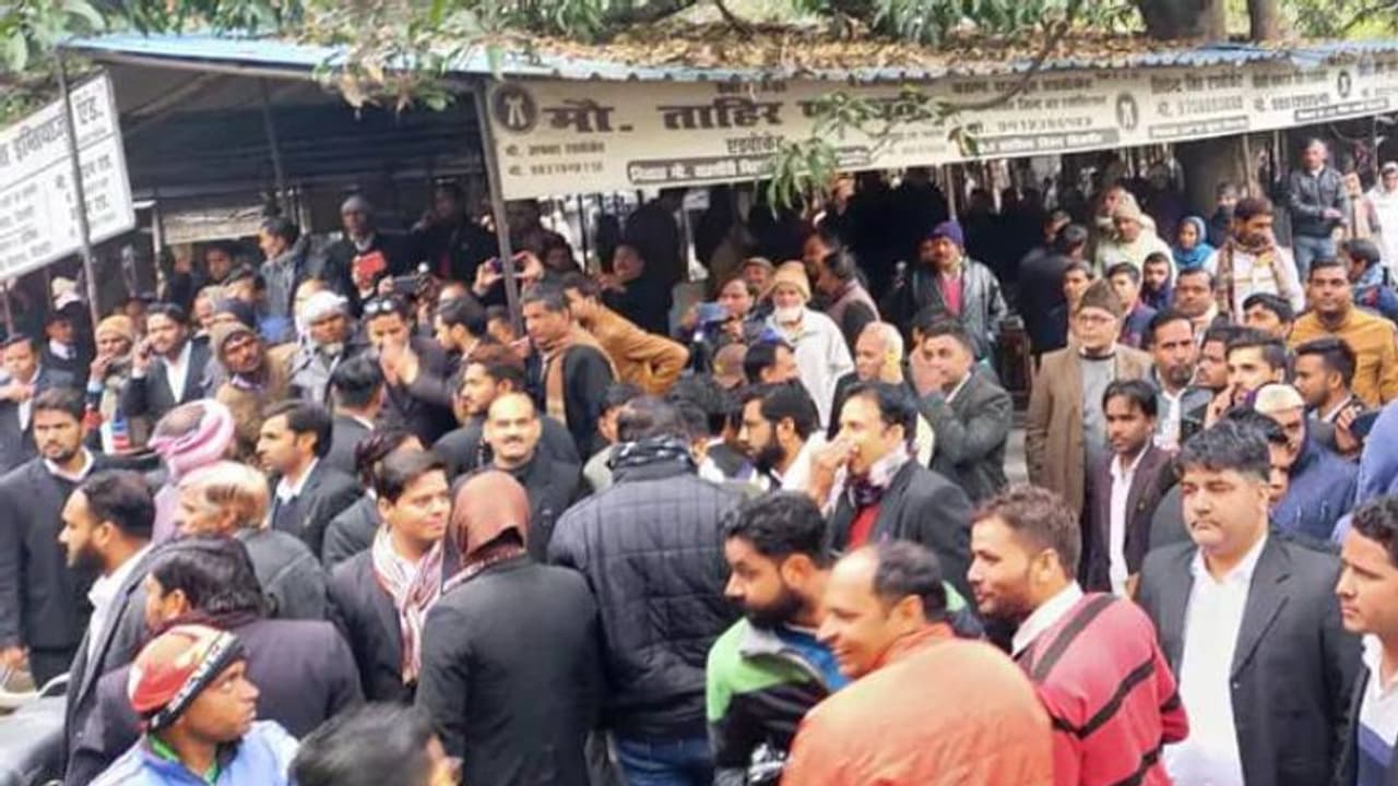 ഇരട്ടക്കൊലപാതകക്കേസിലെ പ്രതിയെ കോടതിമുറിയിലിട്ട് വെടിവച്ച് കൊന്നു ഇരട്ടക്കൊലപാതകക്കേസിലെ പ്രതിയെ കോടതിമുറിയിലിട്ട് വെടിവച്ച് കൊന്നു