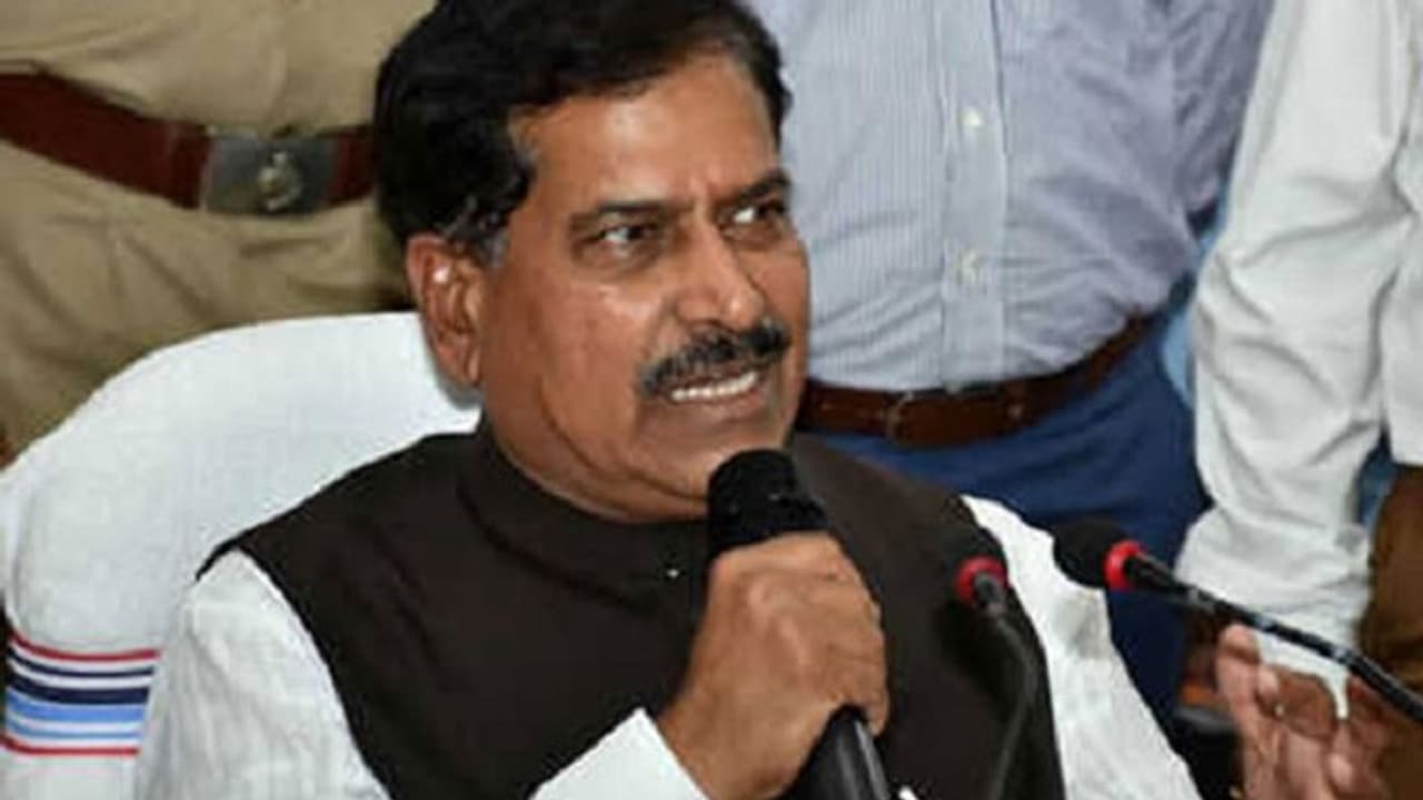 ரயில்வே சொத்தை சேதப்படுத்துபவர்களைக் கண்டால் சுட்டுத் தள்ளுங்கள் !! மத்திய அமைச்சர் ஆவேசம் !! ரயில்வே சொத்தை சேதப்படுத்துபவர்களைக் கண்டால் சுட்டுத் தள்ளுங்கள் !! மத்திய அமைச்சர் ஆவேசம் !!