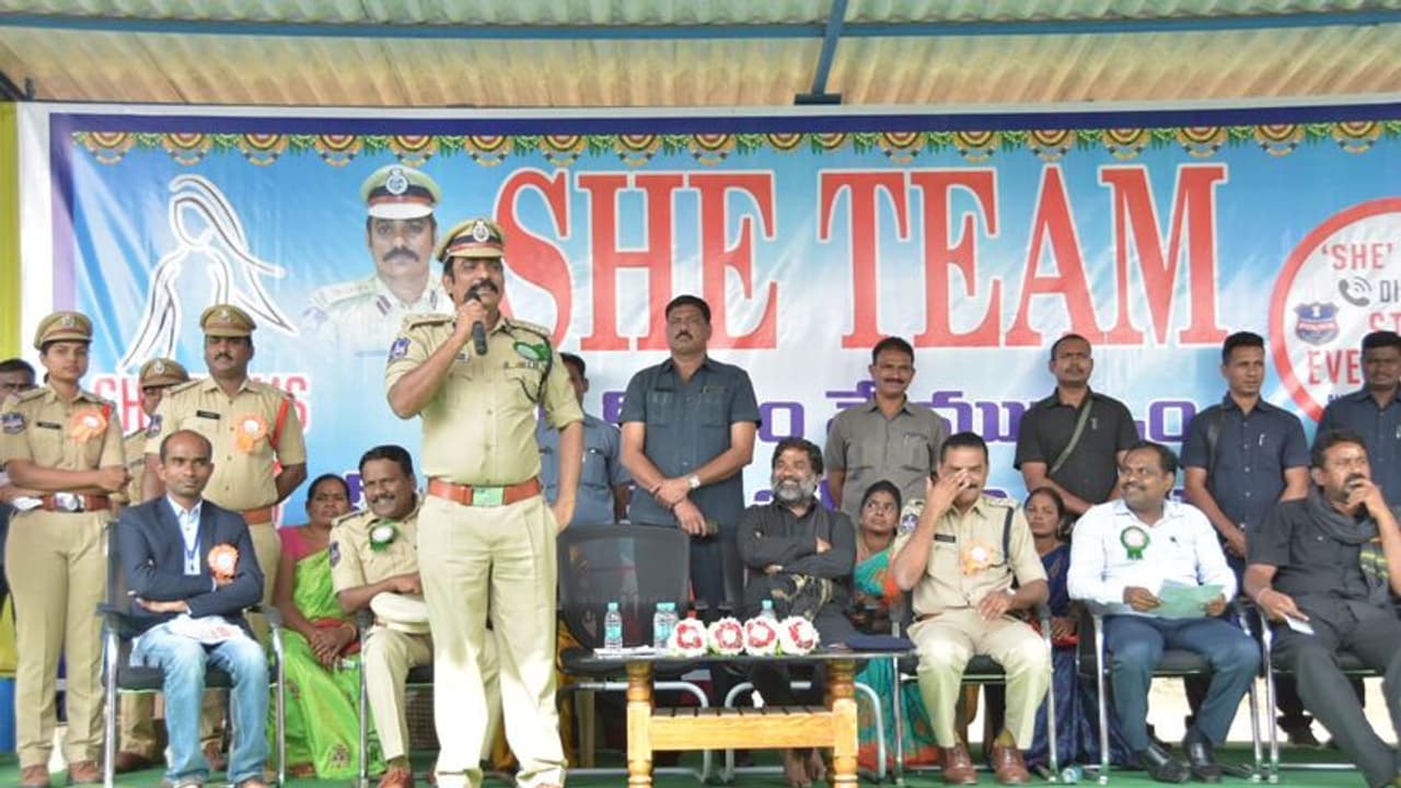 ఆపరేషన్ చబుత్రా... మహిళా రక్షణకు రామగుండం పోలీసుల వినూత్న చర్యలు ఆపరేషన్ చబుత్రా... మహిళా రక్షణకు రామగుండం పోలీసుల వినూత్న చర్యలు