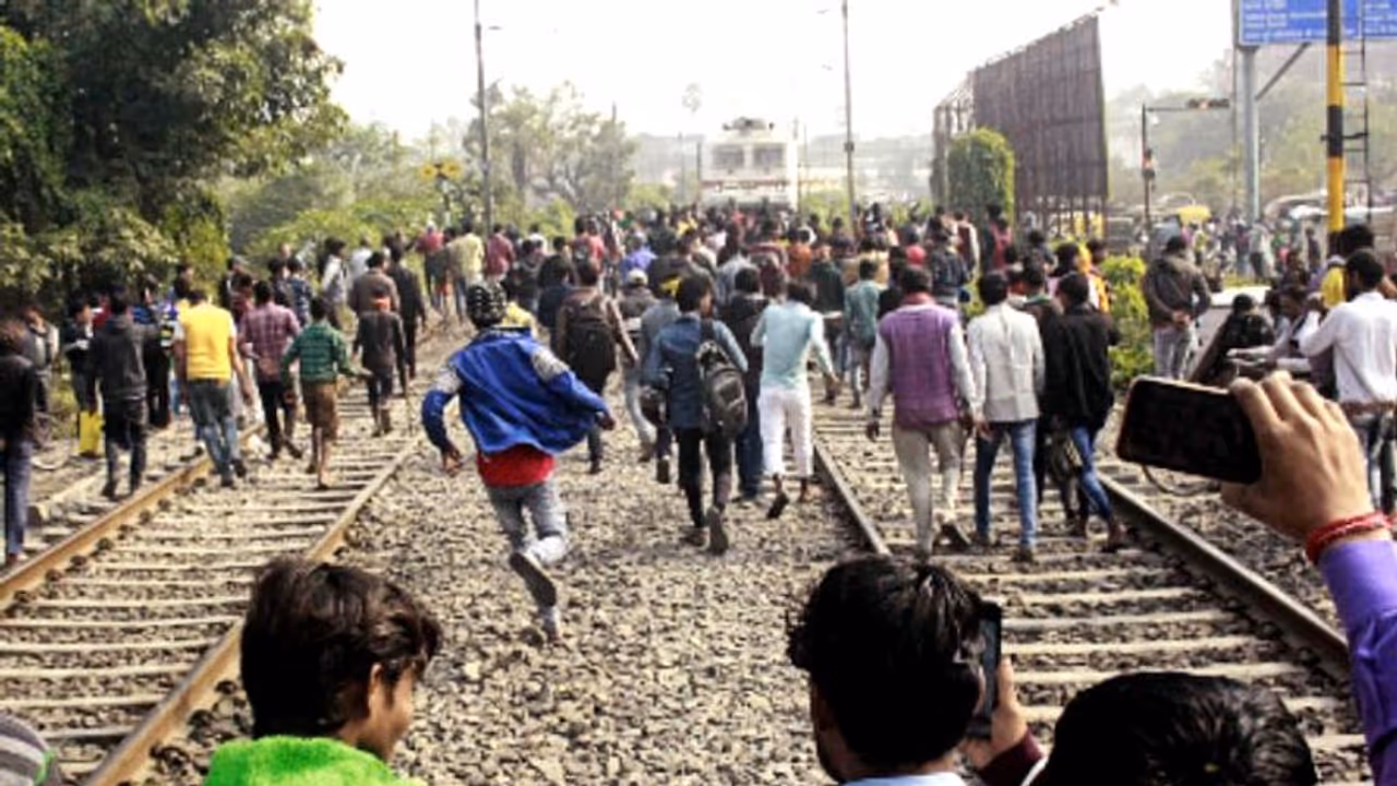 আন্দোলনের নামে সম্পত্তি ধ্বংস, গুলি করে মারার নির্দেশ দিলেন রেলমন্ত্রী আন্দোলনের নামে সম্পত্তি ধ্বংস, গুলি করে মারার নির্দেশ দিলেন রেলমন্ত্রী