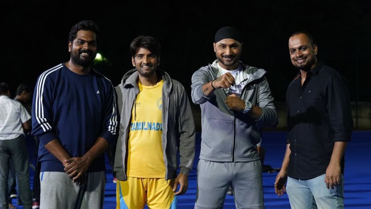 சந்தானத்துடன் 'டிக்கிலோனா' ஆட்டத்தை தொடங்கிய சிஎஸ்கே சிங்கம்! வைரலாகும் ஷுட்டிங் ஸ்பாட் புகைப்படம்! சந்தானத்துடன் 'டிக்கிலோனா' ஆட்டத்தை தொடங்கிய சிஎஸ்கே சிங்கம்! வைரலாகும் ஷுட்டிங் ஸ்பாட் புகைப்படம்!