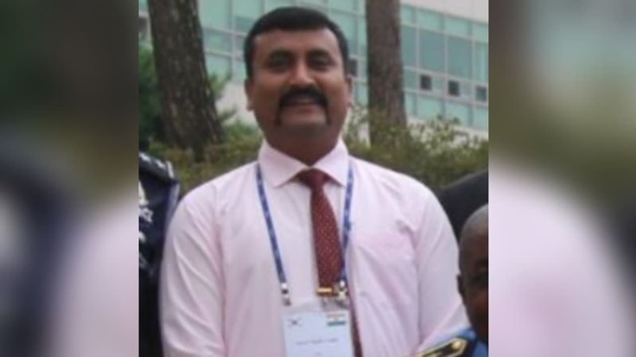 নাগরিকত্ব নিয়ে বিক্ষোভের জের,বোমার আঘাতে গুরুতর জখম ডিসি হেডকোয়াটার