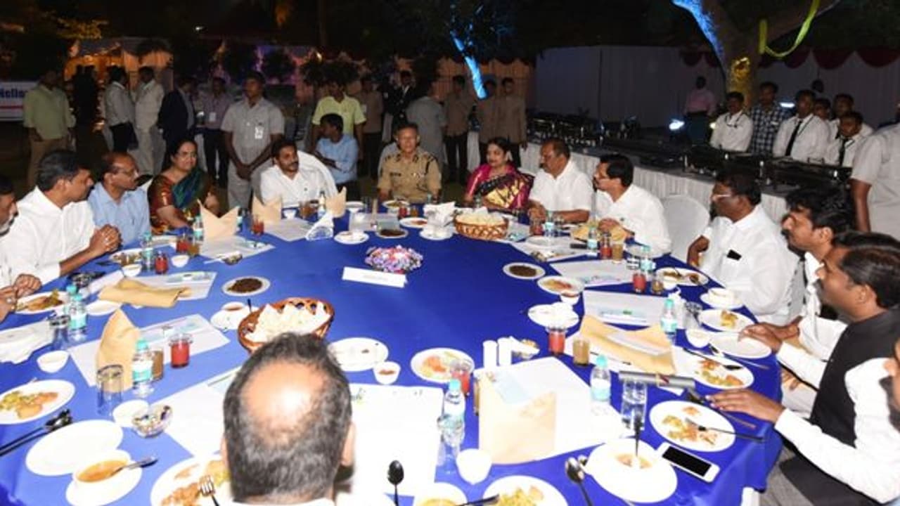 ఎమ్మెల్యేలకు వైఎస్ జగన్ విందు: ఆ ఒక్కటి తప్ప అంటూ సలహా ఎమ్మెల్యేలకు వైఎస్ జగన్ విందు: ఆ ఒక్కటి తప్ప అంటూ సలహా