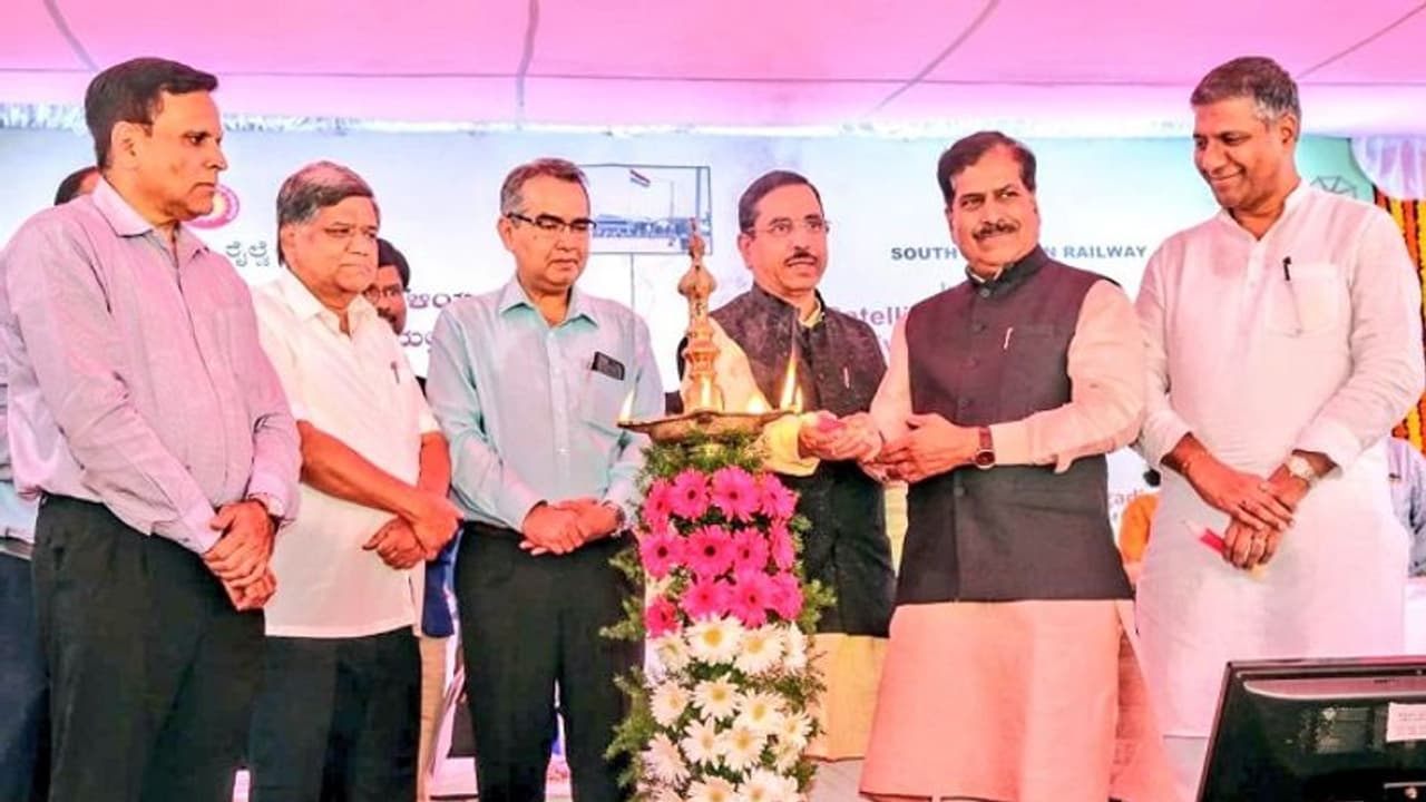 ಬಹುವರ್ಷಗಳ ಕನಸು ನನಸು: ಹುಬ್ಬಳ್ಳಿಯಲ್ಲಿ RRB ಉಪಕಾರ್ಯಾಲಯ ಲೋಕಾರ್ಪಣೆ ಬಹುವರ್ಷಗಳ ಕನಸು ನನಸು: ಹುಬ್ಬಳ್ಳಿಯಲ್ಲಿ RRB ಉಪಕಾರ್ಯಾಲಯ ಲೋಕಾರ್ಪಣೆ