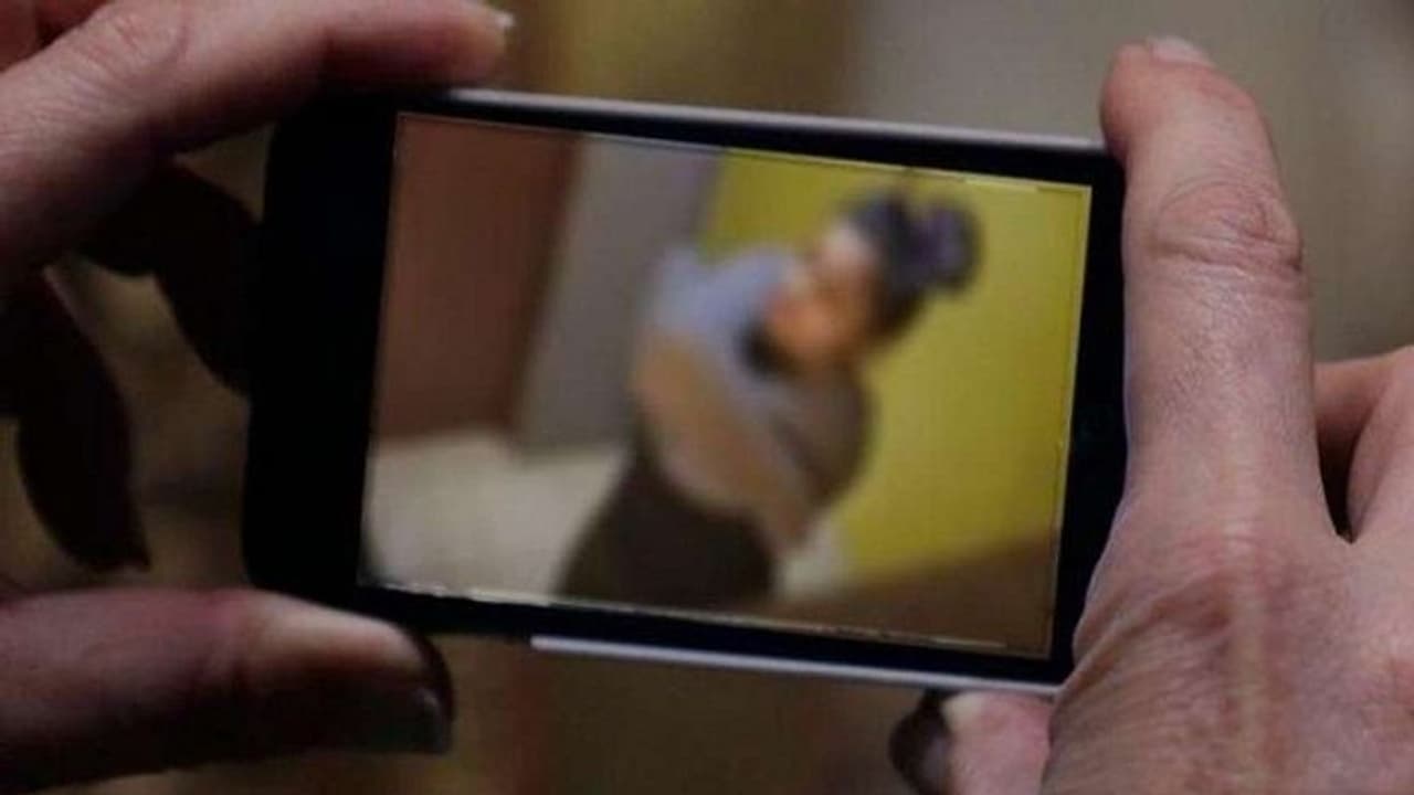 पहले चुराया मोबाइल, फिर करने लगा बात, अब शादी तोड़वाने को वायरल कर रहा अश्लील वीडियो पहले चुराया मोबाइल, फिर करने लगा बात, अब शादी तोड़वाने को वायरल कर रहा अश्लील वीडियो