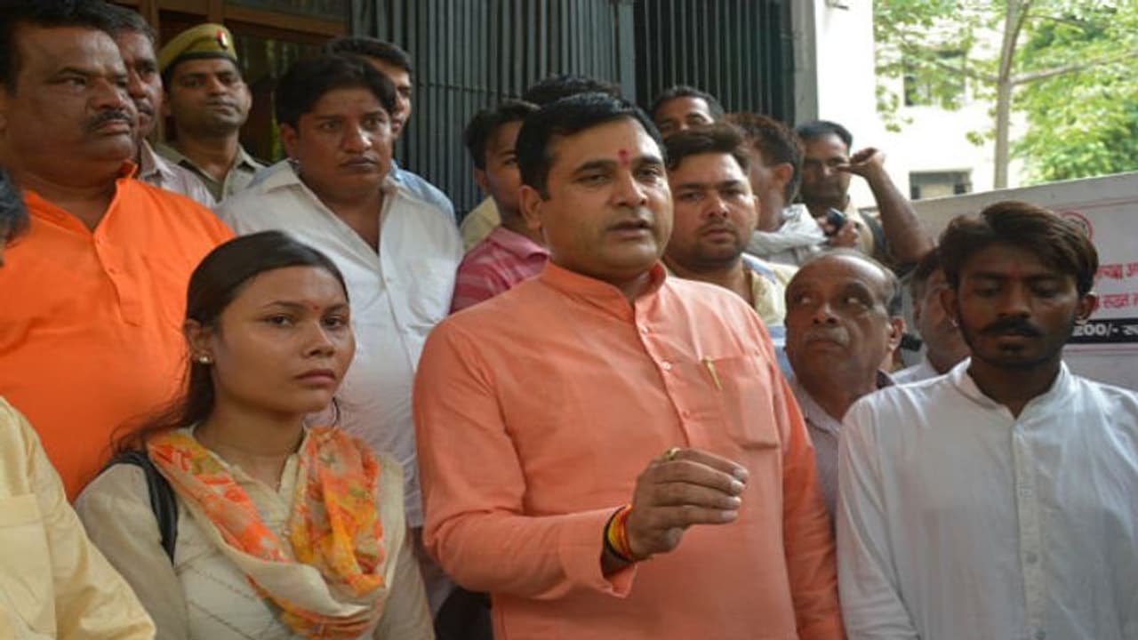 হেনস্থা করছে নিজের দল, যোগী সরকারের বিরুদ্ধে ধরনায় বিজেপি বিধায়ক হেনস্থা করছে নিজের দল, যোগী সরকারের বিরুদ্ধে ধরনায় বিজেপি বিধায়ক