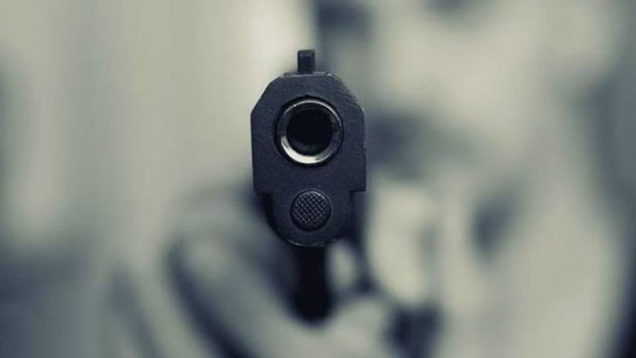 ബലാത്സംഗ ശ്രമത്തിൽ നിന്ന് രക്ഷപ്പെട്ട മകളെ ദുരഭിമാനം ഭയന്ന് വെടി വച്ച് കൊല്ലാൻ ശ്രമം: പിതാവ് അറസ്റ്റിൽ ബലാത്സംഗ ശ്രമത്തിൽ നിന്ന് രക്ഷപ്പെട്ട മകളെ ദുരഭിമാനം ഭയന്ന് വെടി വച്ച് കൊല്ലാൻ ശ്രമം: പിതാവ് അറസ്റ്റിൽ