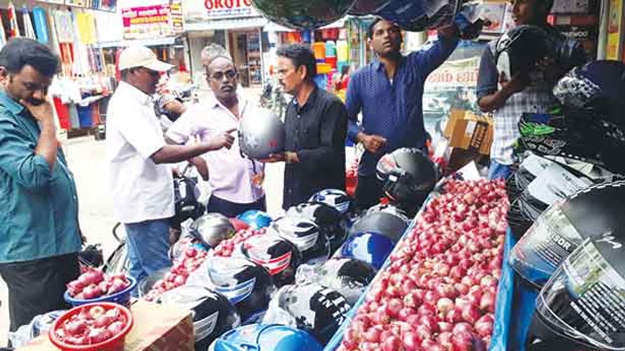 1 ஹெல்மெட் வாங்கினால் 1 கிலோ வெங்காயம் இலவசம்..! முட்டிமோதி குவிந்த மக்கள்..! 1 ஹெல்மெட் வாங்கினால் 1 கிலோ வெங்காயம் இலவசம்..! முட்டிமோதி குவிந்த மக்கள்..!