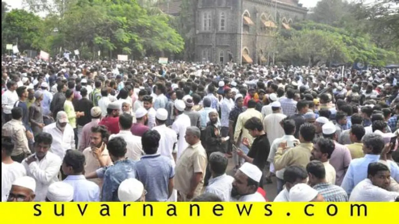 ಪೌರತ್ವ ಕಾಯ್ದೆ ತೀವ್ರ ವಿರೋಧ: ಬೆಳಗಾವಿಯಲ್ಲಿ ಕಲ್ಲು ತೂರಾಟ, ಪ್ರಕ್ಷುಬ್ಧ ವಾತಾವರಣ ಪೌರತ್ವ ಕಾಯ್ದೆ ತೀವ್ರ ವಿರೋಧ: ಬೆಳಗಾವಿಯಲ್ಲಿ ಕಲ್ಲು ತೂರಾಟ, ಪ್ರಕ್ಷುಬ್ಧ ವಾತಾವರಣ