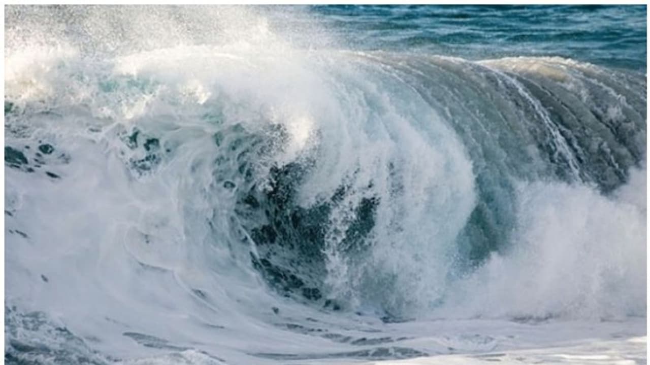 കടൽ ക്ഷോഭത്തിൽപ്പെട്ട ബോട്ട് കരയ്ക്കെത്തിച്ചു, മത്സ്യത്തൊഴിലാളികൾ സുരക്ഷിതർ കടൽ ക്ഷോഭത്തിൽപ്പെട്ട ബോട്ട് കരയ്ക്കെത്തിച്ചു, മത്സ്യത്തൊഴിലാളികൾ സുരക്ഷിതർ