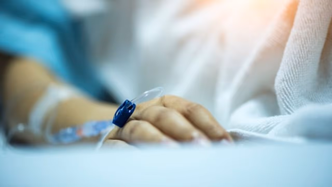 நண்பர்களுடன் பேசிக்கொண்டிருக்கும் போது சரிந்து விழுந்த இயக்குனர்! ஆபத்தான நிலையில் தீவிர சிகிச்சை! பகீர் காரணம்! நண்பர்களுடன் பேசிக்கொண்டிருக்கும் போது சரிந்து விழுந்த இயக்குனர்! ஆபத்தான நிலையில் தீவிர சிகிச்சை! பகீர் காரணம்!