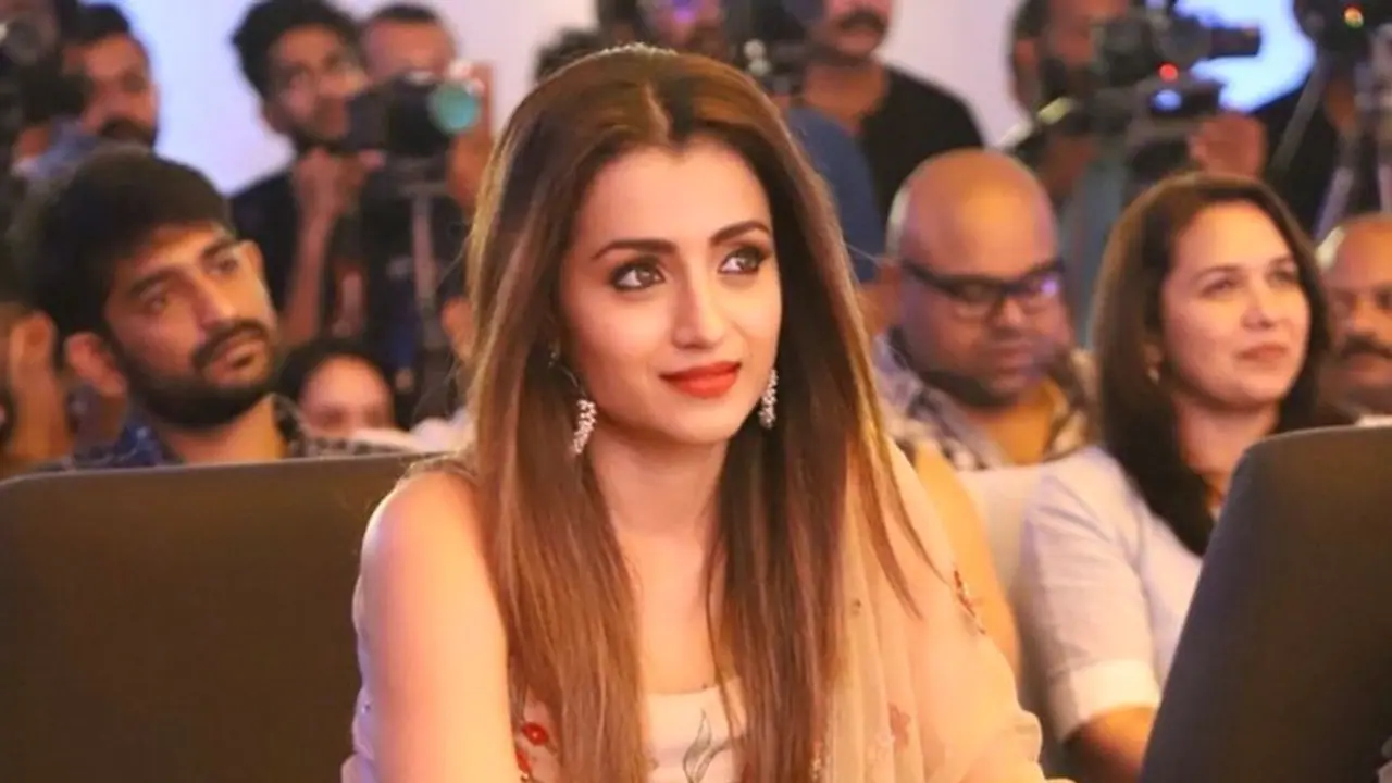 திரிஷா படுக்கையறையில் அவருடன் நெருக்கமாக உள்ள புகைப்படம் வெளியானது..!! ரசிகர்கள் அதிர்ச்சி..!!