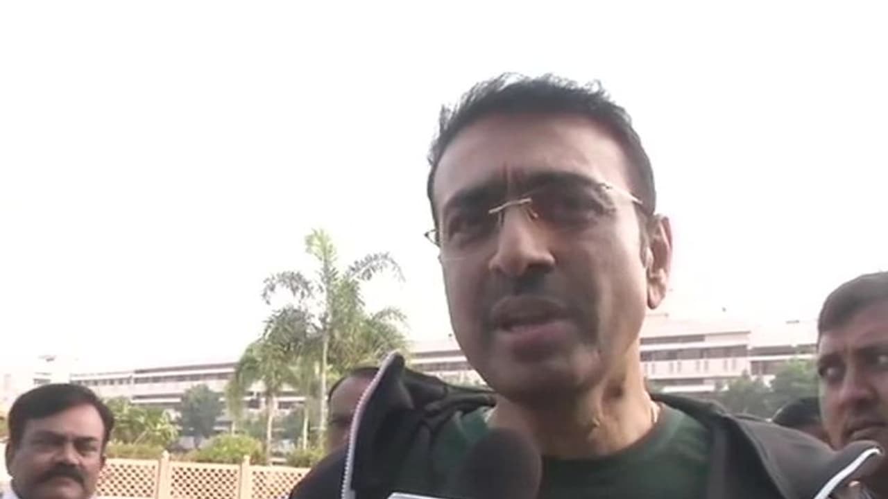 बाइक पर सवार बदमाशों ने नागपुर के मेयर पर दागी गोलियां, हमले में बाल बाल बचे बाइक पर सवार बदमाशों ने नागपुर के मेयर पर दागी गोलियां, हमले में बाल बाल बचे