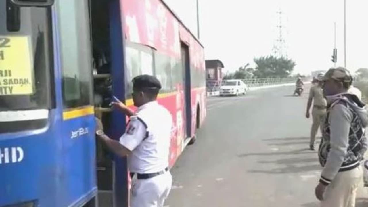 কলকাতায় মিছিল করতে লুকিয়ে আসছে বিক্ষোভকারীরা,বাসেও চিরুনি তল্লাশি পুলিশের কলকাতায় মিছিল করতে লুকিয়ে আসছে বিক্ষোভকারীরা,বাসেও চিরুনি তল্লাশি পুলিশের