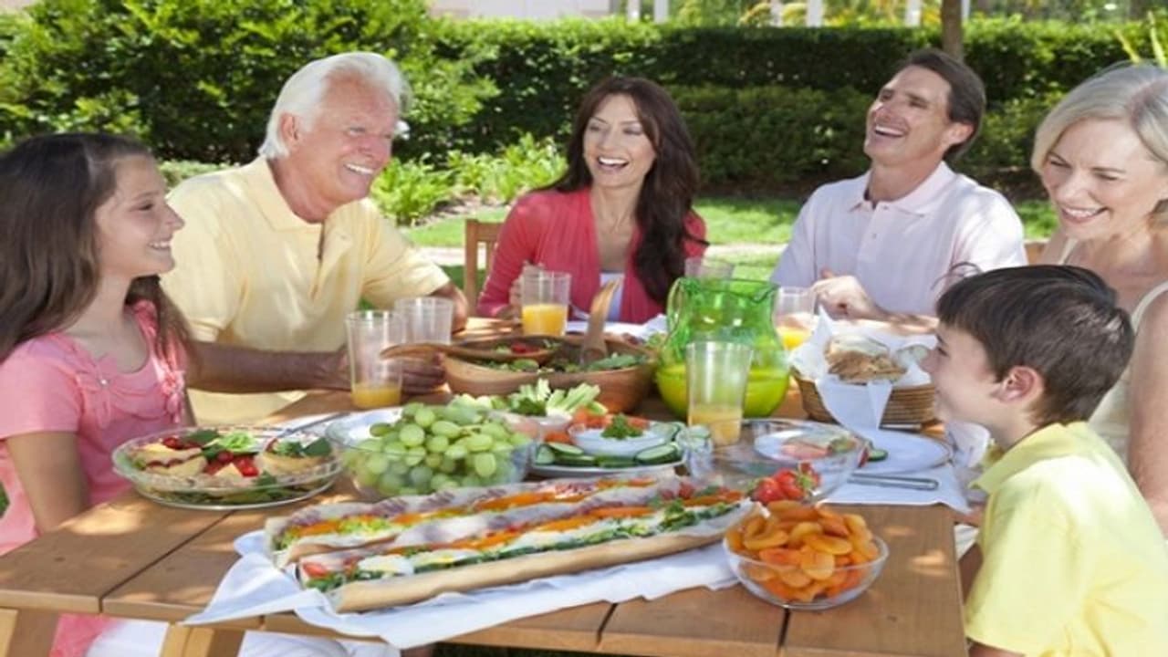 Research : एक साथ डाइनिंग टेबल पर खाना खाने से बेहतर होते हैं संबंध Research : एक साथ डाइनिंग टेबल पर खाना खाने से बेहतर होते हैं संबंध