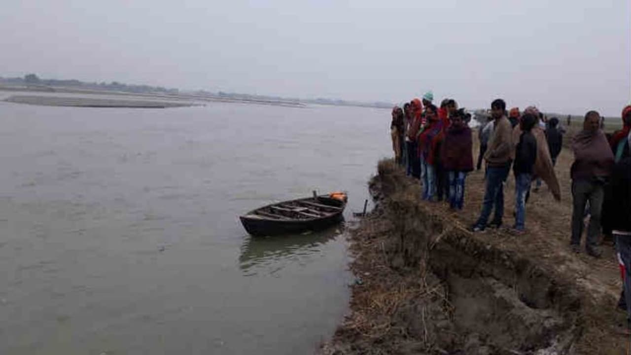 कोसी नदी में 14 लोगों से भरी नाव पलटी, दो की लाश मिली, 6 लापता