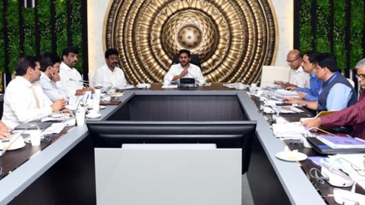 ఏపీకి ఇక రాజధాని ఉండదు... జగన్ నూతన చట్టం ఇదే! ఏపీకి ఇక రాజధాని ఉండదు... జగన్ నూతన చట్టం ఇదే!