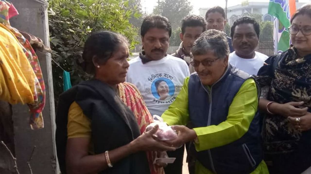 'দিদিকে বলো' র প্রচারে গরম উপহার, কম্বলের সঙ্গে পেঁয়াজ বিলি বিধায়কের 'দিদিকে বলো' র প্রচারে গরম উপহার, কম্বলের সঙ্গে পেঁয়াজ বিলি বিধায়কের