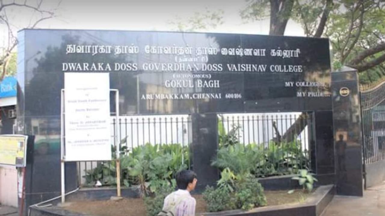 கல்லூரி வகுப்பறையில் பேராசிரியை தூக்கிட்டு தற்கொலை... அலறியடித்துக்கொண்டு வெளியேறிய மாணவிகள்..! கல்லூரி வகுப்பறையில் பேராசிரியை தூக்கிட்டு தற்கொலை... அலறியடித்துக்கொண்டு வெளியேறிய மாணவிகள்..!