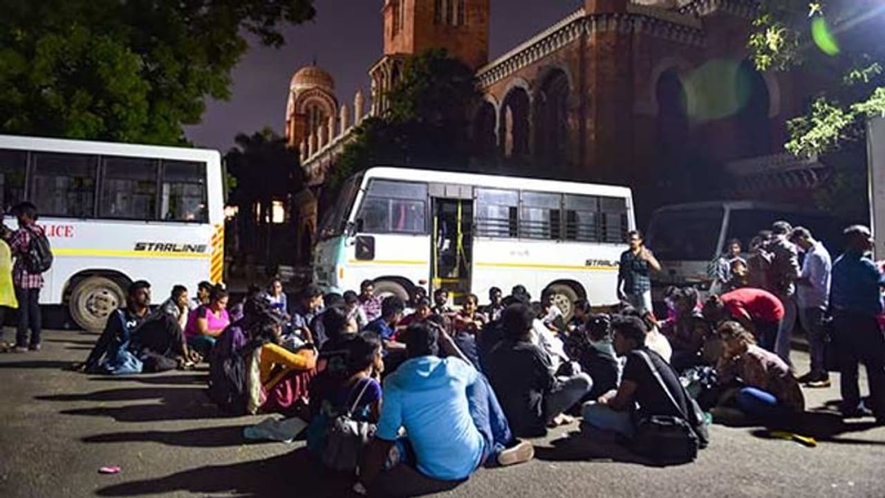 மாணவியிடம் பேராசிரியர் பாலியல் சில்மிஷம்.. நீதி கேட்ட மாணவர்கள் கைது.. காவல் துறை அட்ராசிட்டி.