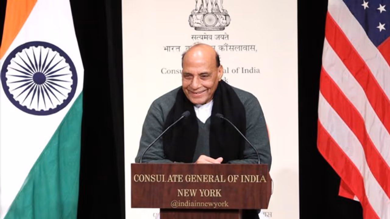 राजनाथ सिंह ने अमेरिकी नौसैन्य हवाई अड्डे का किया दौरा, संबंध और मजबूत होने की जताई उम्मीद राजनाथ सिंह ने अमेरिकी नौसैन्य हवाई अड्डे का किया दौरा, संबंध और मजबूत होने की जताई उम्मीद