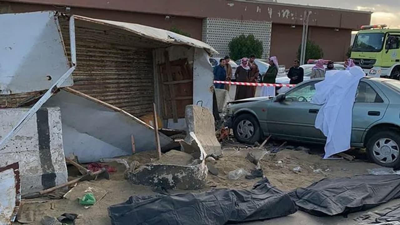 സൗദിയിൽ വാഹനങ്ങൾ കൂട്ടിയിടിച്ച് നാല് ഇന്ത്യൻ തൊഴിലാളികൾ മരിച്ചു; രണ്ട് പേർ ഗുരുതരാവസ്ഥയിൽ സൗദിയിൽ വാഹനങ്ങൾ കൂട്ടിയിടിച്ച് നാല് ഇന്ത്യൻ തൊഴിലാളികൾ മരിച്ചു; രണ്ട് പേർ ഗുരുതരാവസ്ഥയിൽ