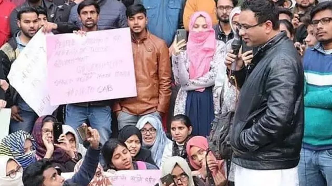 'इंसान नहीं हिंदू मुस्लिम बनना सिखा रहे मोटा भाई हमें लड़ना होगा', डॉ कफील के खिलाफ केस दर्ज 'इंसान नहीं हिंदू मुस्लिम बनना सिखा रहे मोटा भाई हमें लड़ना होगा', डॉ कफील के खिलाफ केस दर्ज