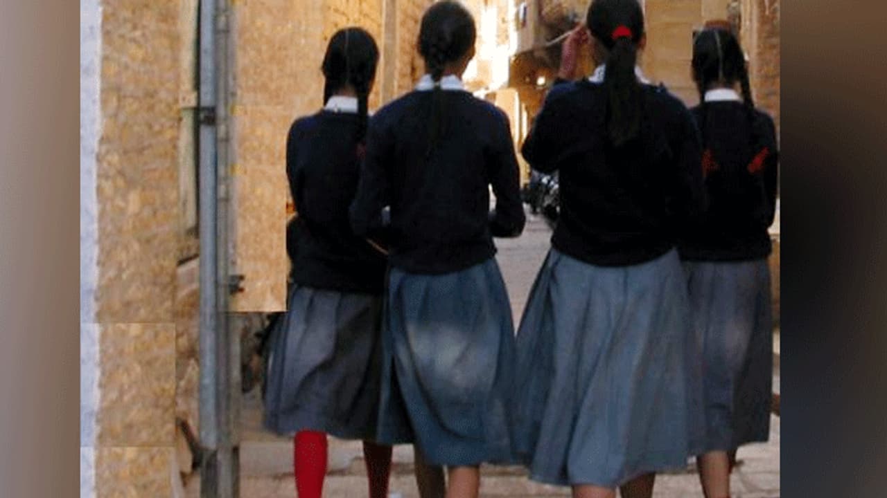 टीचर 24 छात्राओं को फेल की धमकी देकर कर रहे थे यौन शोषण, लड़कियों ने रोते हुए बताई आपबीती... टीचर 24 छात्राओं को फेल की धमकी देकर कर रहे थे यौन शोषण, लड़कियों ने रोते हुए बताई आपबीती...