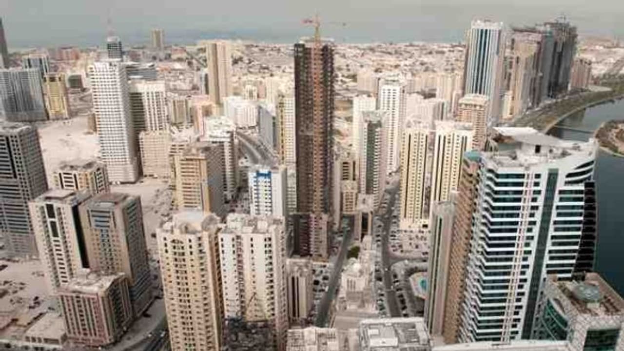 യുഎഇയില് കെട്ടിടത്തിന്റെ 14 ാം നിലയില്നിന്ന് വീണ് പെണ്കുട്ടി മരിച്ചു; ആത്മഹത്യയെന്ന് സംശയം യുഎഇയില് കെട്ടിടത്തിന്റെ 14 ാം നിലയില്നിന്ന് വീണ് പെണ്കുട്ടി മരിച്ചു; ആത്മഹത്യയെന്ന് സംശയം