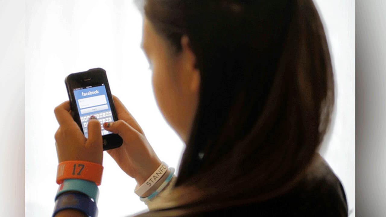 फेसबुक पर दोस्ती और मोबाइल पर मीठी मीठी बातें, NSG कमांडो भी नहीं समझ पाया लंदन की महिला की चाल फेसबुक पर दोस्ती और मोबाइल पर मीठी मीठी बातें, NSG कमांडो भी नहीं समझ पाया लंदन की महिला की चाल