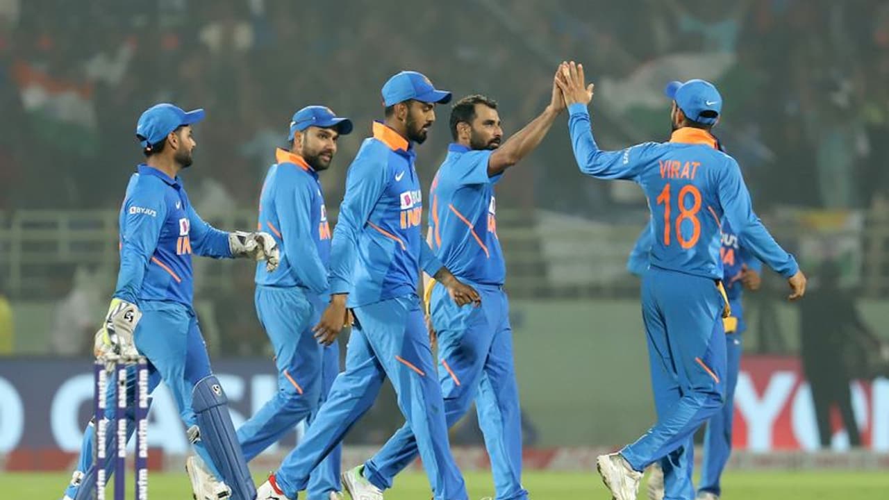 2ನೇ ಏಕದಿನದಲ್ಲಿ ಭಾರತಕ್ಕೆ ಭರ್ಜರಿ ಗೆಲುವು; ಸರಣಿ ಸಮಬಲ! 2ನೇ ಏಕದಿನದಲ್ಲಿ ಭಾರತಕ್ಕೆ ಭರ್ಜರಿ ಗೆಲುವು; ಸರಣಿ ಸಮಬಲ!