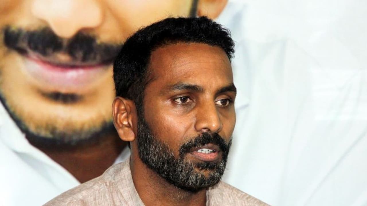 జానీ వాకర్ రెడ్డి కూడా జగన్ ను విమర్శించేవాడే: వైసిపి ఎమ్మెల్యే సెటైర్లు జానీ వాకర్ రెడ్డి కూడా జగన్ ను విమర్శించేవాడే: వైసిపి ఎమ్మెల్యే సెటైర్లు