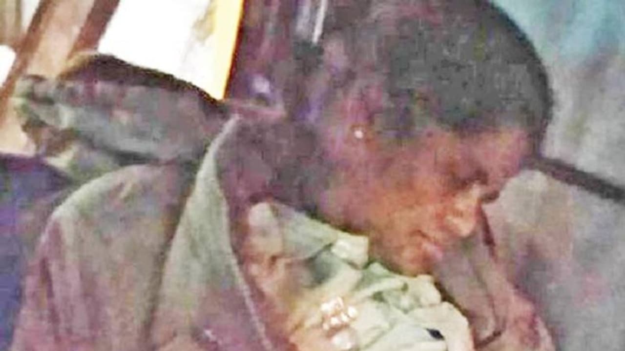 குடித்துவிட்டு போதையில் செம ரகளை பண்ணிய பெண் போலீஸ் !! பஸ் நிலையத்தையே பதற வைத்த ஆட்டம் !! குடித்துவிட்டு போதையில் செம ரகளை பண்ணிய பெண் போலீஸ் !! பஸ் நிலையத்தையே பதற வைத்த ஆட்டம் !!