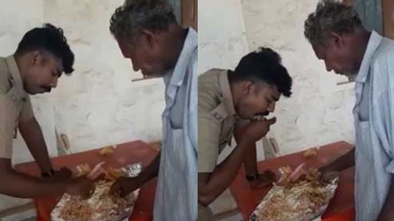 'വരൂ, ഒരുമിച്ചിരുന്ന് കഴിക്കാം...';വിശന്നു വലഞ്ഞ വയോധികനൊപ്പം ഒരേ പൊതിയിൽ ഭക്ഷണം കഴിക്കുന്ന പൊലീസുകാരൻ; കൈയ്യടിച്ച് സോഷ്യൽ മീഡിയ 'വരൂ, ഒരുമിച്ചിരുന്ന് കഴിക്കാം...';വിശന്നു വലഞ്ഞ വയോധികനൊപ്പം ഒരേ പൊതിയിൽ ഭക്ഷണം കഴിക്കുന്ന പൊലീസുകാരൻ; കൈയ്യടിച്ച് സോഷ്യൽ മീഡിയ