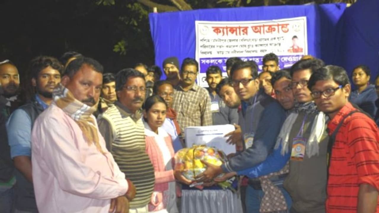 ক্যান্সারে আক্রান্ত দ্বাদশ শ্রেণির ছাত্র, রাস্তায় ঘুরে এক লক্ষ টাকা সাহায্য় তুলল ছাত্ররা ক্যান্সারে আক্রান্ত দ্বাদশ শ্রেণির ছাত্র, রাস্তায় ঘুরে এক লক্ষ টাকা সাহায্য় তুলল ছাত্ররা