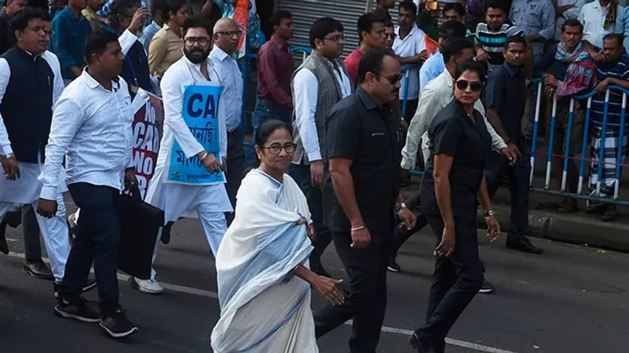 பற்றி எரியும் தீயை அமித்ஷா அணைக்கணும் !! பத்த வைக்கக் கூடாது !! கடும் எச்சரிக்கை விடுத்த மம்தா பானர்ஜி !! பற்றி எரியும் தீயை அமித்ஷா அணைக்கணும் !! பத்த வைக்கக் கூடாது !! கடும் எச்சரிக்கை விடுத்த மம்தா பானர்ஜி !!