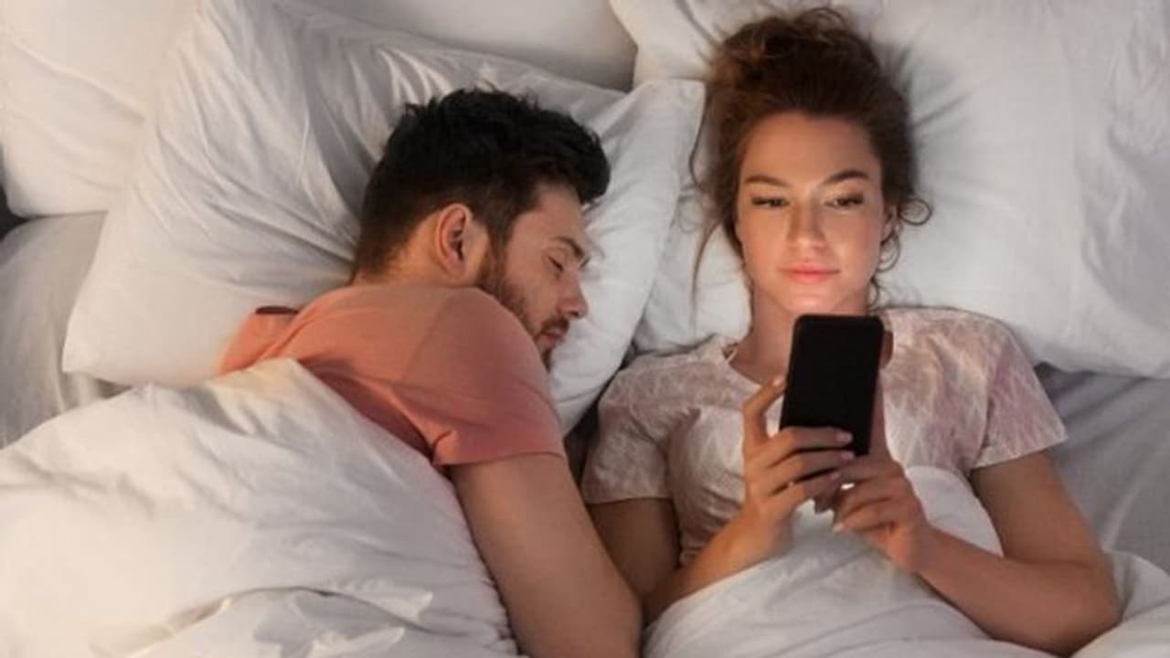 സ്മാർട്ട് ഫോൺ ഉപയോഗം ലൈംഗിക ജീവിതത്തെ പ്രതികൂലമായി ബാധിക്കുമോ; പഠനം പറയുന്നത് സ്മാർട്ട് ഫോൺ ഉപയോഗം ലൈംഗിക ജീവിതത്തെ പ്രതികൂലമായി ബാധിക്കുമോ; പഠനം പറയുന്നത്