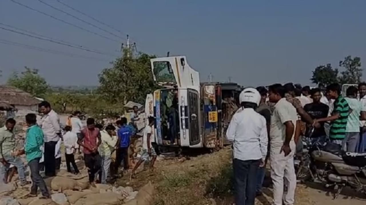 ಸಿಂಧನೂರು: ಶೆಡ್ ಮೇಲೆ ಉರುಳಿಬಿದ್ದ ಲಾರಿ: ಸ್ಥಳದಲ್ಲೇ ಇಬ್ಬರ ದುರ್ಮರಣ ಸಿಂಧನೂರು: ಶೆಡ್ ಮೇಲೆ ಉರುಳಿಬಿದ್ದ ಲಾರಿ: ಸ್ಥಳದಲ್ಲೇ ಇಬ್ಬರ ದುರ್ಮರಣ