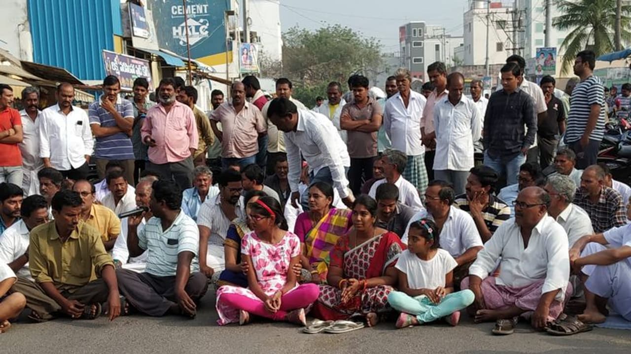 అమరావతిలో ఉద్రిక్తత: 'తెలంగాణ తరహాలో ఉద్యమం, చంపిన తర్వాతే మార్చండి' అమరావతిలో ఉద్రిక్తత: 'తెలంగాణ తరహాలో ఉద్యమం, చంపిన తర్వాతే మార్చండి'