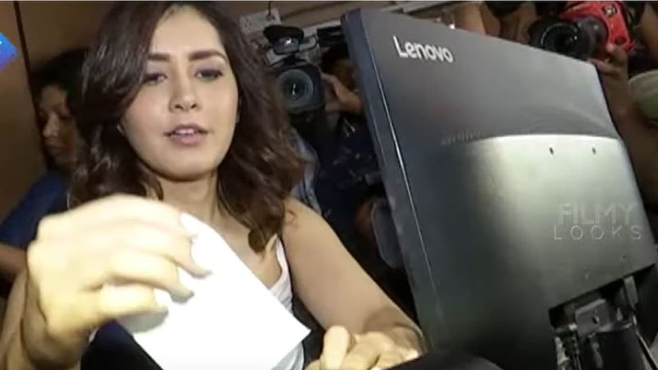 தியேட்டரில் டிக்கெட் விற்ற பிரபல நடிகை... ஆச்சர்யத்துடன் அலைமோதிய ரசிகர்கள் கூட்டம்...! தியேட்டரில் டிக்கெட் விற்ற பிரபல நடிகை... ஆச்சர்யத்துடன் அலைமோதிய ரசிகர்கள் கூட்டம்...!