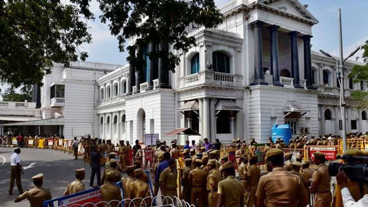 ஒரே போன் கால்... அலறியடித்துக்கொண்டு முதல்வர் வீட்டுக்கும், தலைமை செயலகத்திலும் நுழைந்த போலீஸ்..! ஒரே போன் கால்... அலறியடித்துக்கொண்டு முதல்வர் வீட்டுக்கும், தலைமை செயலகத்திலும் நுழைந்த போலீஸ்..!