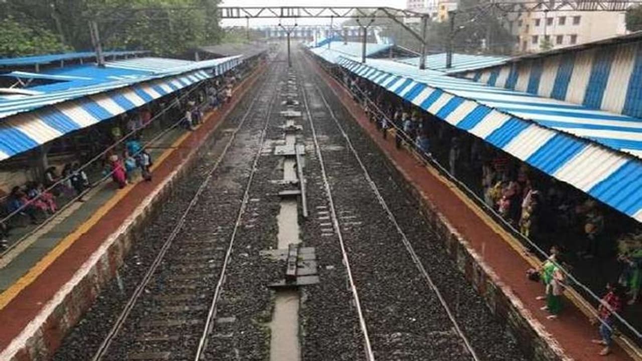 मनसे नेता की कार पुल से रेलवे पटरी पर गिरी, एक घंटे तक नहीं चलीं रेलगाड़ियां मनसे नेता की कार पुल से रेलवे पटरी पर गिरी, एक घंटे तक नहीं चलीं रेलगाड़ियां