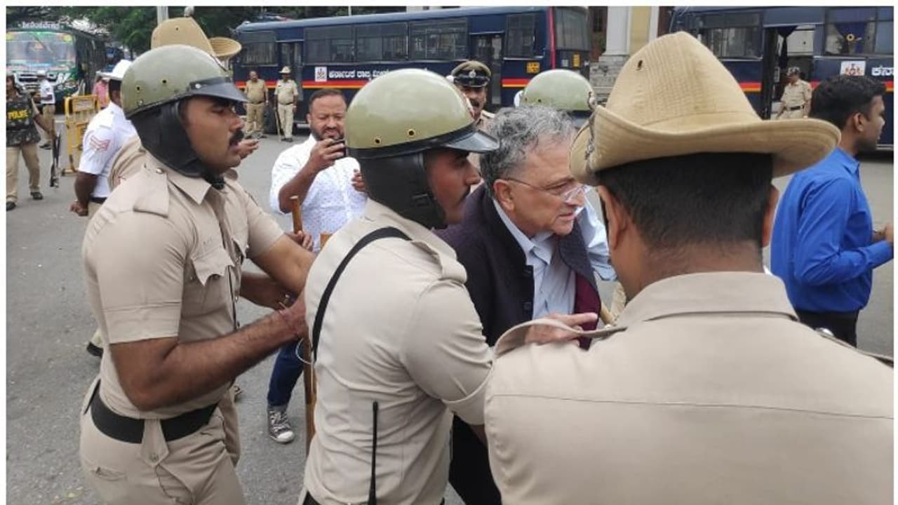 പ്രതിഷേധത്തിനിടെ ചരിത്രകാരൻ രാമചന്ദ്രഗുഹ ബെംഗളുരുവിൽ അറസ്റ്റിൽ പ്രതിഷേധത്തിനിടെ ചരിത്രകാരൻ രാമചന്ദ്രഗുഹ ബെംഗളുരുവിൽ അറസ്റ്റിൽ