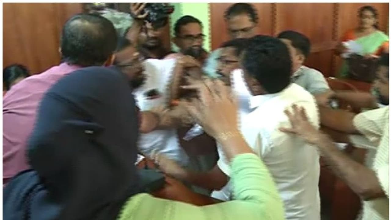 പൗരത്വ ഭേദഗതിക്കെതിരെ പ്രമേയം; താനൂര് നഗരസഭാ യോഗത്തില് ബിജെപി അംഗങ്ങളുടെ പ്രതിഷേധം പൗരത്വ ഭേദഗതിക്കെതിരെ പ്രമേയം; താനൂര് നഗരസഭാ യോഗത്തില് ബിജെപി അംഗങ്ങളുടെ പ്രതിഷേധം