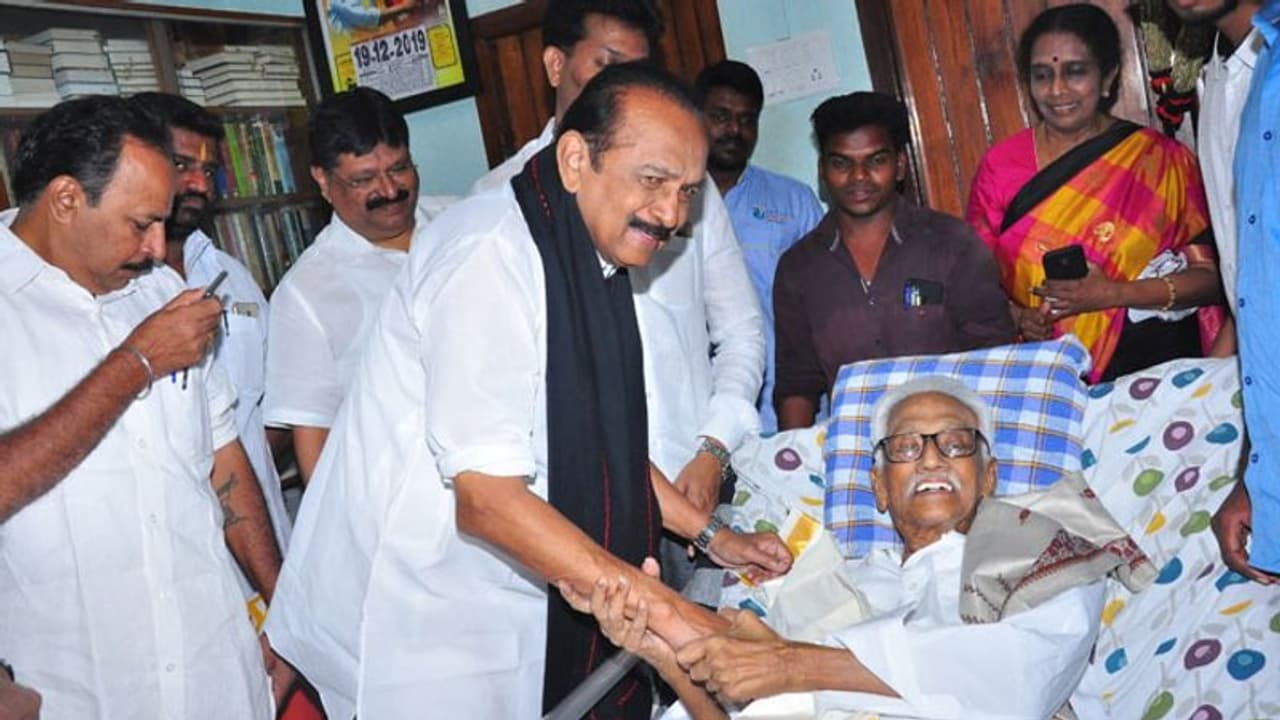 கலைஞருக்கு, கண்ணுக்கு இமையாக, உடலுக்கு உயிராக திமுகவை பாதுகாத்த மாவீரர் பேராசிரியர்..! வைகோ இரங்கல்..! கலைஞருக்கு, கண்ணுக்கு இமையாக, உடலுக்கு உயிராக திமுகவை பாதுகாத்த மாவீரர் பேராசிரியர்..! வைகோ இரங்கல்..!