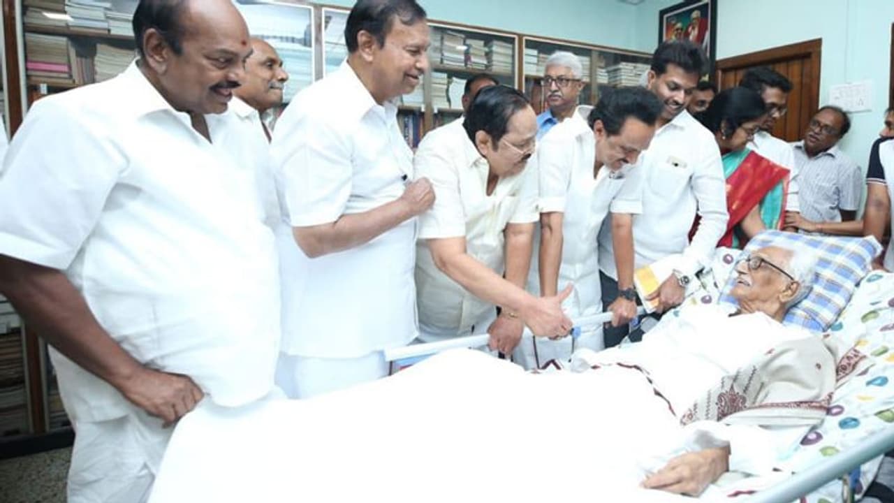 திமுக பொதுச்செயலாளர் க.அன்பழகன் தொடர்ந்து கவலைக்கிடம்... அப்பல்லோ மருத்துவமனைக்கு படையெடுக்கும் தலைவர்கள்..! திமுக பொதுச்செயலாளர் க.அன்பழகன் தொடர்ந்து கவலைக்கிடம்... அப்பல்லோ மருத்துவமனைக்கு படையெடுக்கும் தலைவர்கள்..!