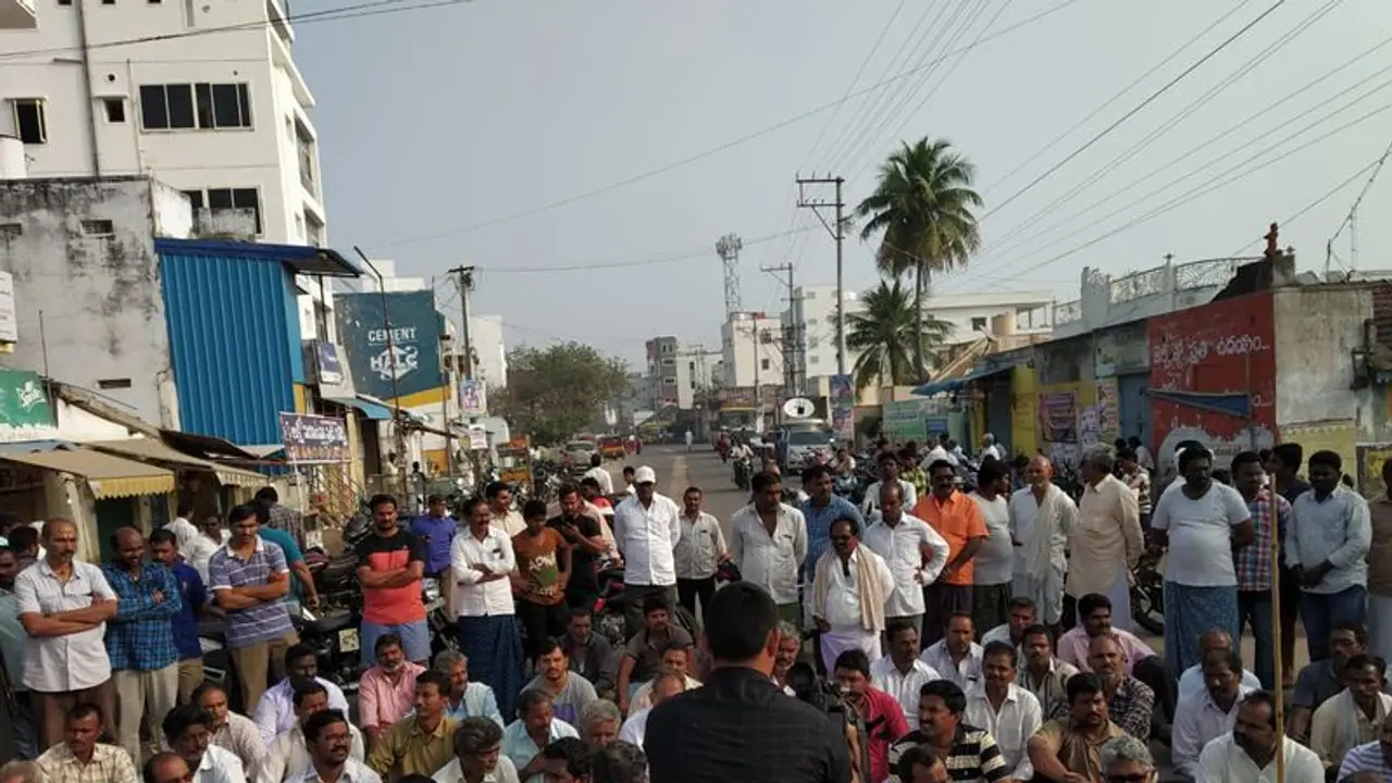 ఏపీకి మూడు రాజధానులు: వెలగపూడిలో రైతుల దీక్షలు ఏపీకి మూడు రాజధానులు: వెలగపూడిలో రైతుల దీక్షలు