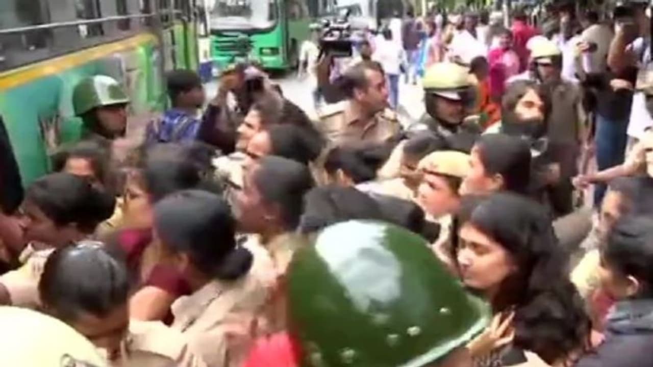 সিএএ ইস্যুতে রণক্ষেত্র দিল্লি, বেঙ্গালুরুতে আটক রামচন্দ্র গুহ সিএএ ইস্যুতে রণক্ষেত্র দিল্লি, বেঙ্গালুরুতে আটক রামচন্দ্র গুহ