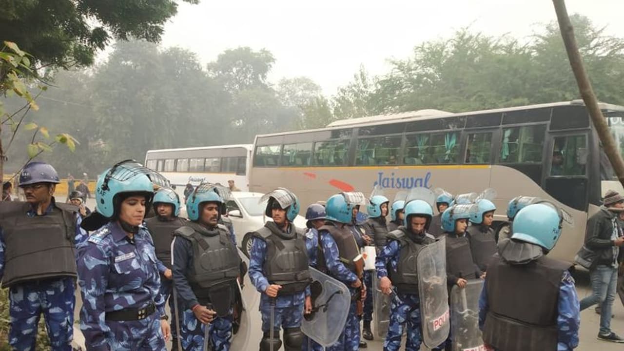 உள்துறை அவரசர ஆலோசனை..!! போராட்டத்தை கட்டுப்படுத்த முடியாமல் திணறும் அரசுகள்..!!