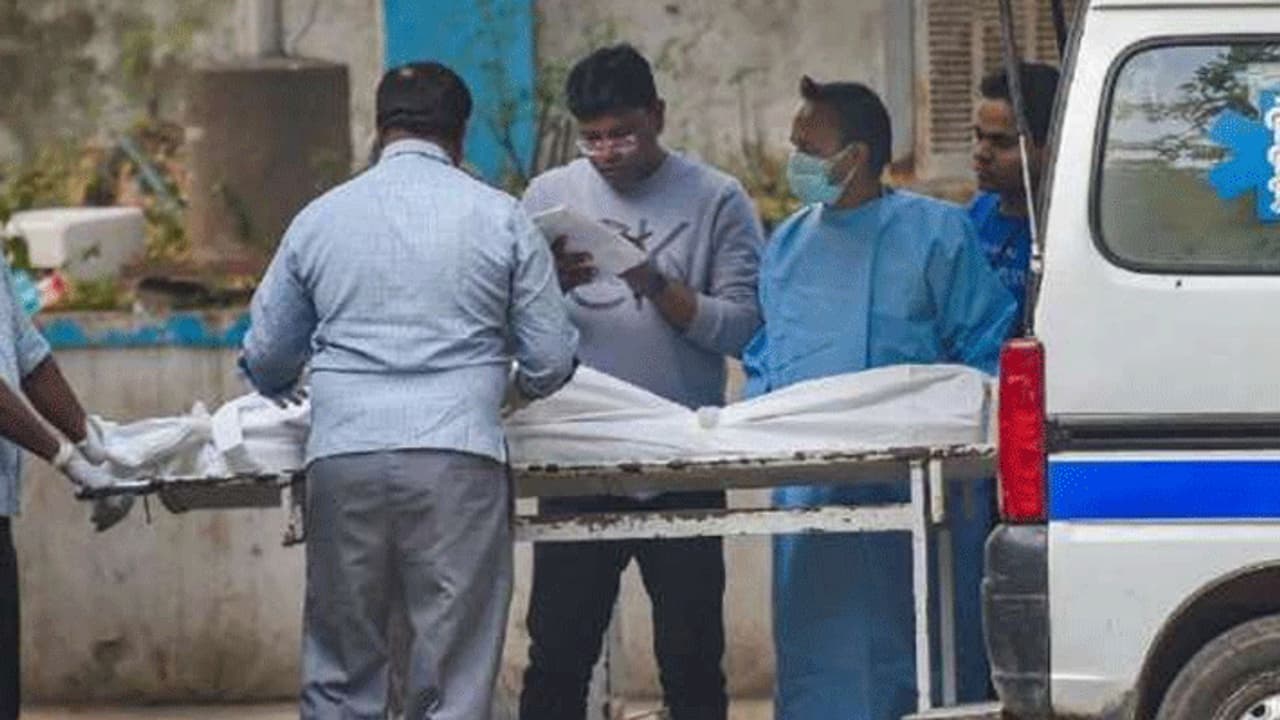 बहादुरी को नमन: मरते मरते 15 बच्चों की जिंदगी बचा गया शख्स, मौत के बाद हर कोई उसके लिए कर रहा दुआ बहादुरी को नमन: मरते मरते 15 बच्चों की जिंदगी बचा गया शख्स, मौत के बाद हर कोई उसके लिए कर रहा दुआ